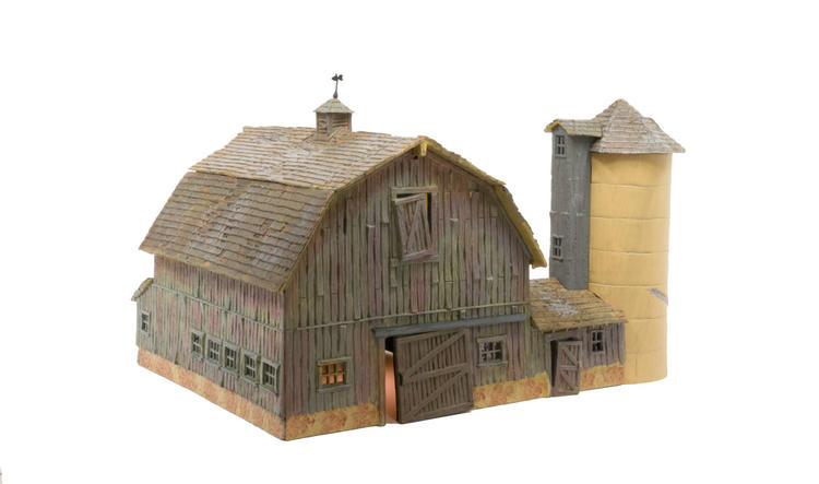 Chargez l&#39;image dans la visionneuse de la galerie, Woodland Scenics Old Weathered Barn - Built-&amp;-Ready Landmark Structures(R) -- Assembled - 5-11/16 x 7-13/16  14.4 x 19.8cm
