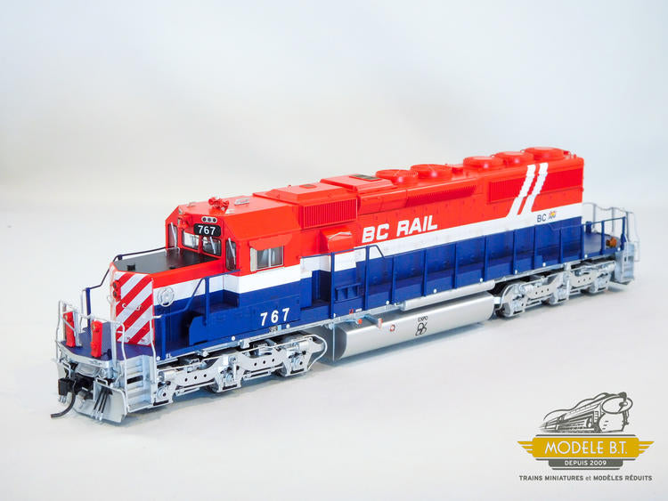 Chargez l&#39;image dans la visionneuse de la galerie, Bowser Executive HO GMD SD40-2 - w/DCC &amp; Sound - BC Rail (Hockey Stick; red white blue) : #767
