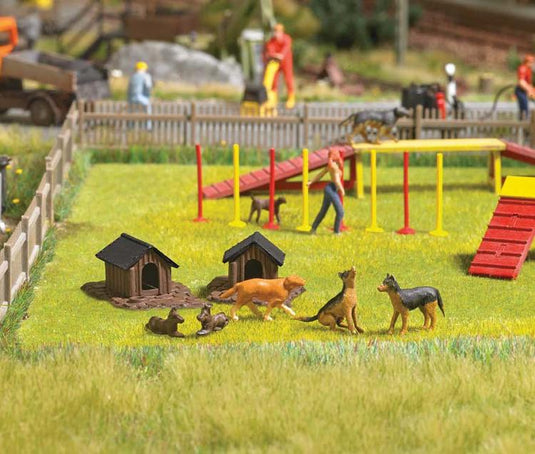 Busch HO 5 dogs and 2 doghouses