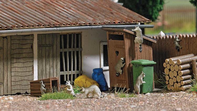 Chargez l&#39;image dans la visionneuse de la galerie, Busch HO Raccoons - Action Set -- 5 Adult and 2 Young Raccoons, Wood Fence, Wood Pile, Trash Can, Cart, Outhouse
