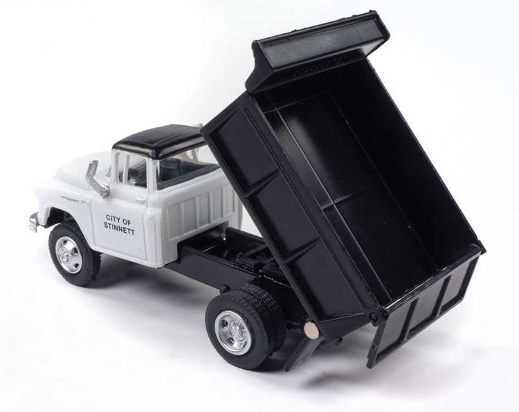 Chargez l&#39;image dans la visionneuse de la galerie, Classic Metal Works HO 1955 Chevrolet Dump Truck - Municipal Public Works (white, black)
